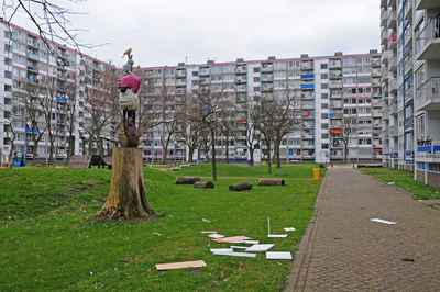 814702 Gezicht op het plantsoen annex speelplaats omsloten door de flatgebouwen aan de Stroyenborchdreef (links), ...